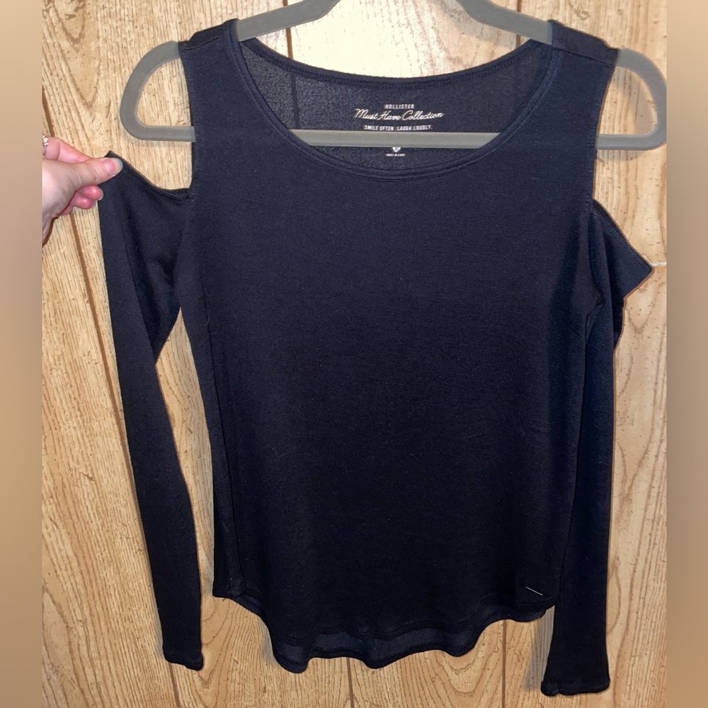 Hollister Must Have Collection Cold Shoulder Long Sleeve Top